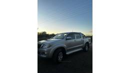 TOYOTA - HILUX - 2014/2014 - Prata - R$ 136.900,00