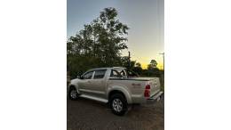 TOYOTA - HILUX - 2014/2014 - Prata - R$ 136.900,00